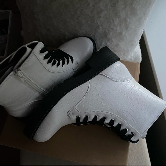 WHITE CROCO BOOTS SGR-KAEDY SZ 9 NWT by SUGAR - Picture 9 of 12